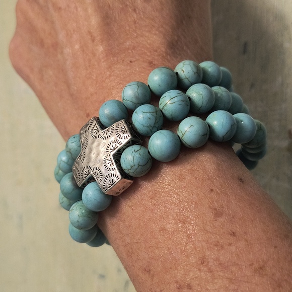 Cross Stretch Bracelet - Picture 4 of 4